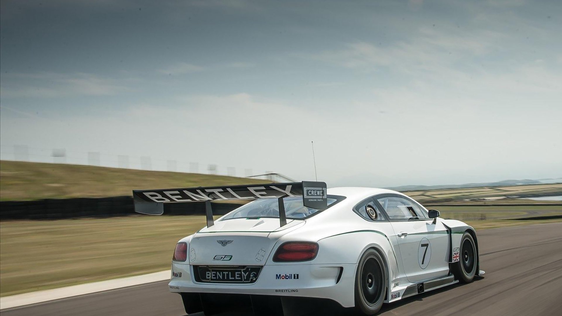 乌拉圭中锋梅开二度，带领球队取胜，乌拉圭队前锋